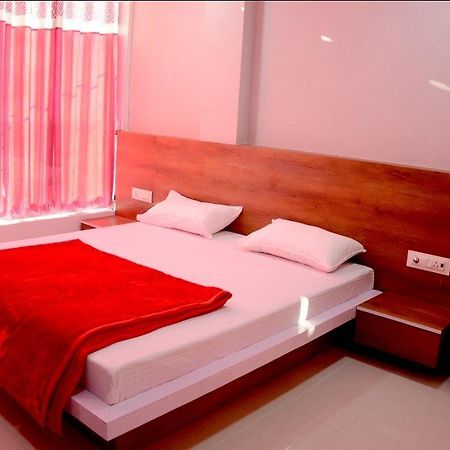 Hotel Tathastu Ujjain Bagian luar foto