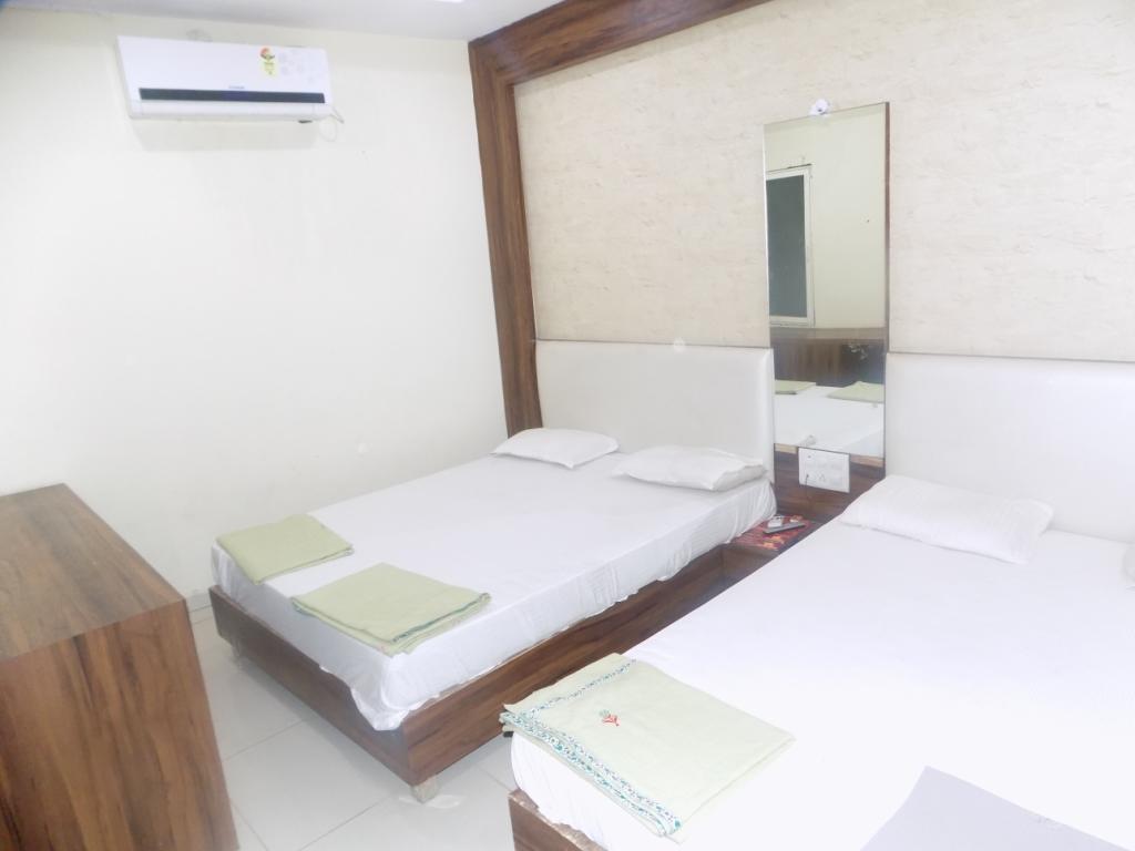 Hotel Tathastu Ujjain Bagian luar foto