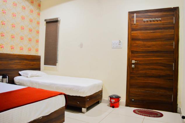 Hotel Tathastu Ujjain Bagian luar foto